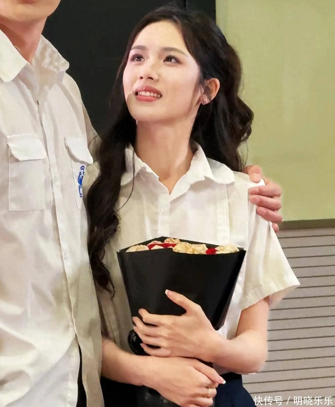00后短剧演员盘书瑶官宣离婚：1年产出31部爆款短剧，撕开童话滤镜独自带娃闯横店