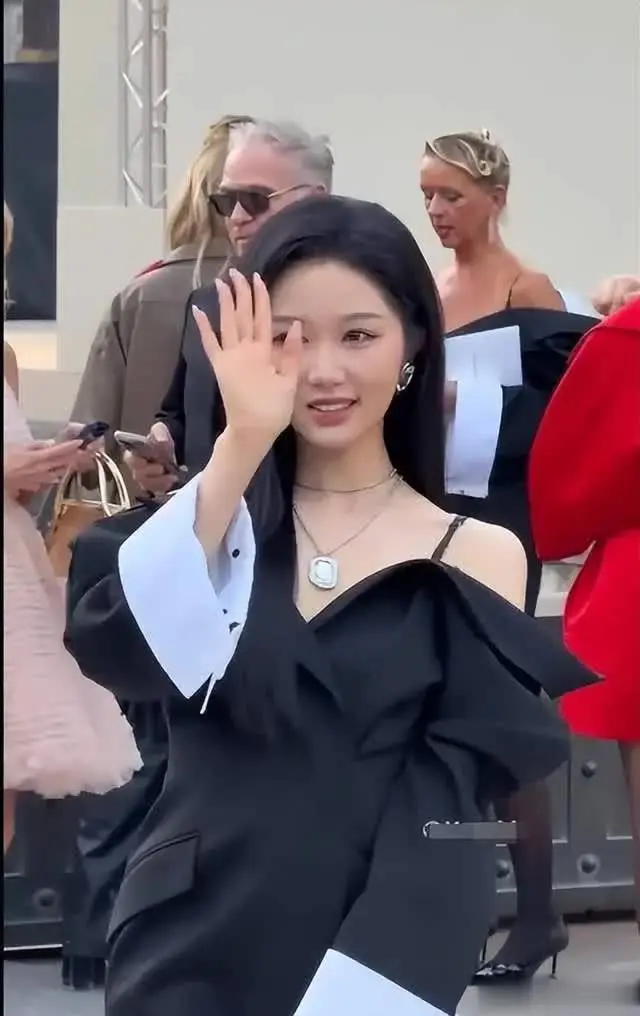 短剧演员岳雨婷生图抗打引发热议，从风波到从容看秀展现短剧行业升级与跨界新趋势。