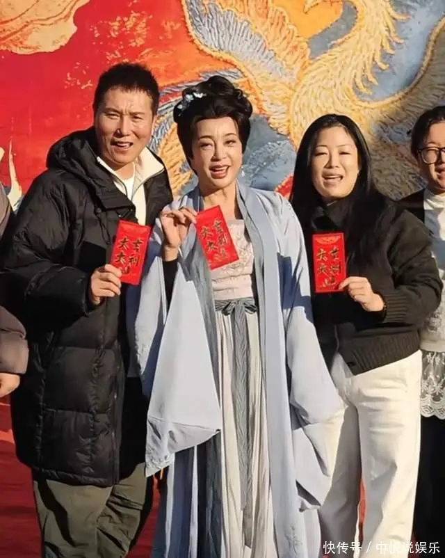 76岁刘晓庆吻戏引争议：爆款短剧《锦绣安然》背后的职业精神与行业双标探讨