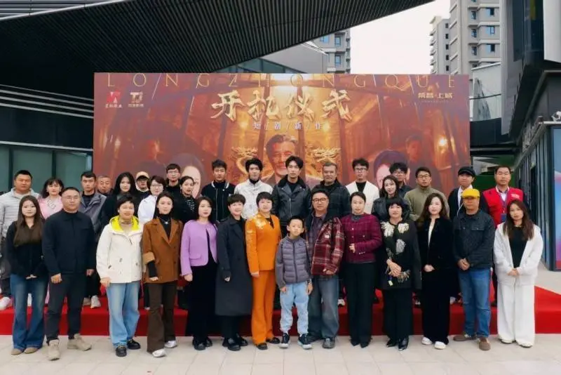 剧宣混入豪门聚会被抓包，短剧土味宣发引发现实与价值观的激烈碰撞。