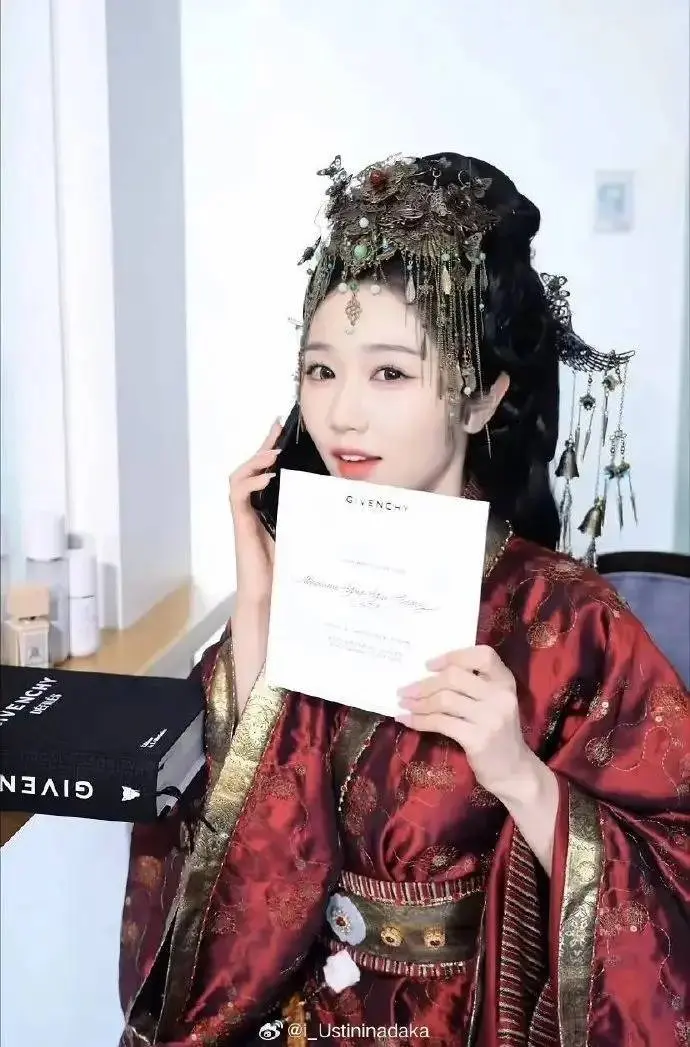近期短剧资讯：岳雨婷百万看秀，爆款短剧演员跨界逻辑拆解