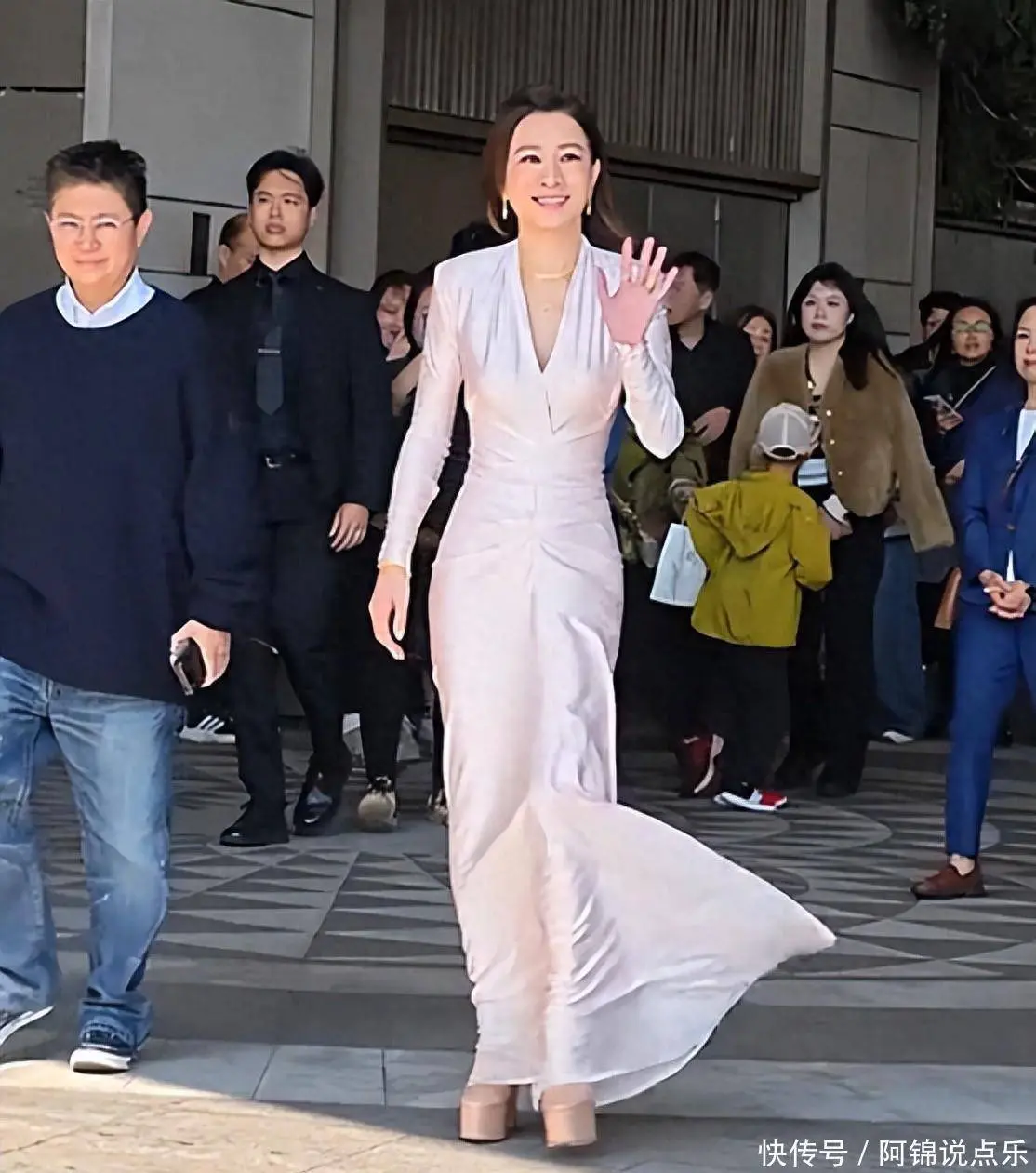 短剧演员生图红黑榜：王格格自然气质封神，余茵卖萌翻车引热议