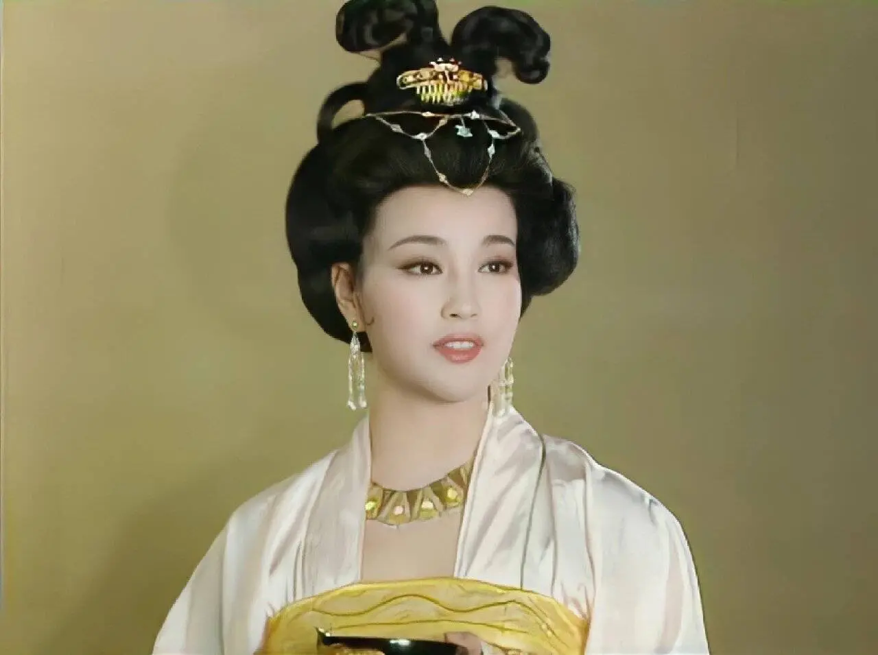 75岁刘晓庆9天连拍80集短剧，老戏骨降维打击展现硬核生产力，引发全网热议与短剧转型思考。