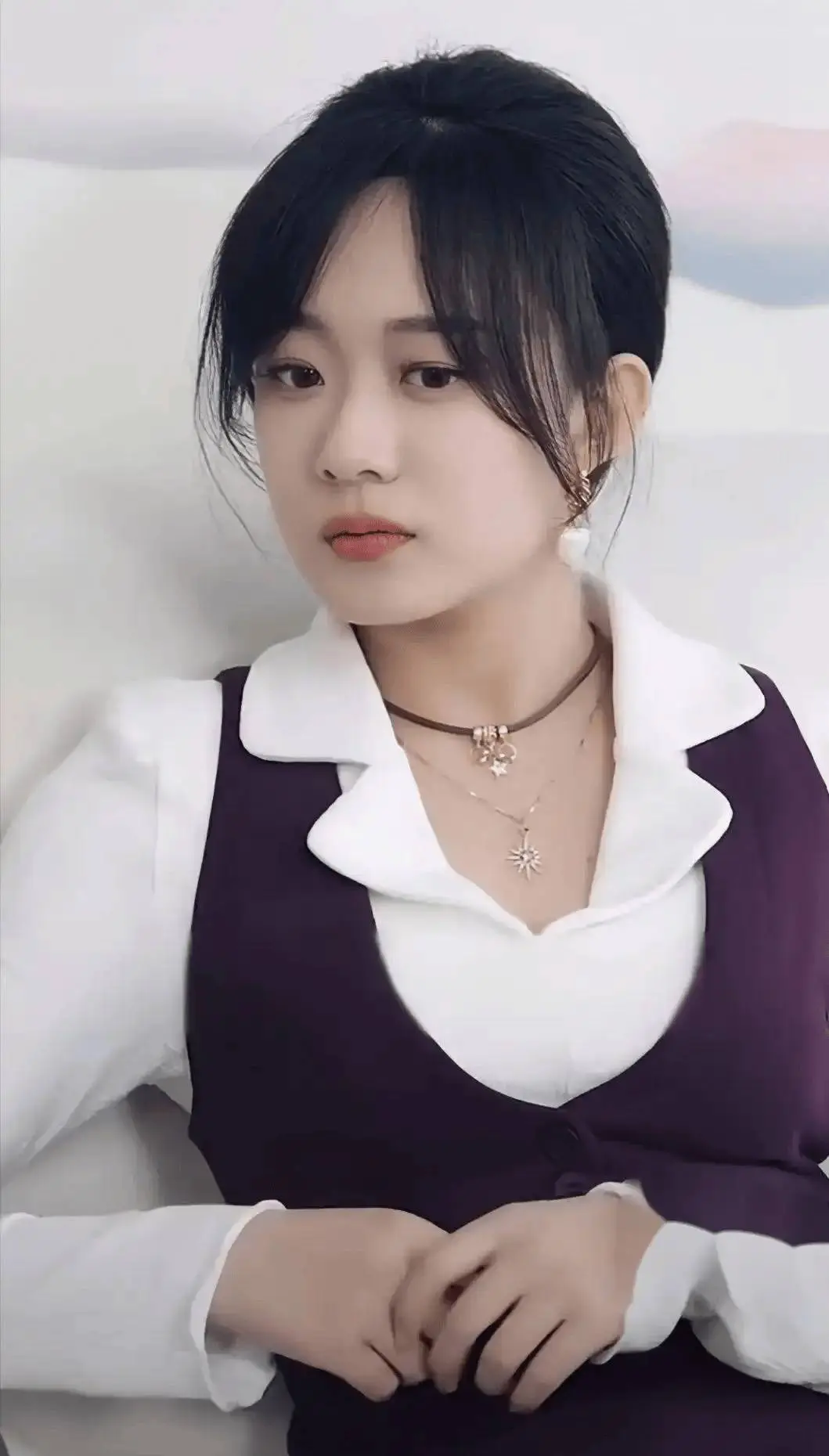 姜十七外貌风波展现了短剧演员在脱离滤镜后面临的真实感危机。面对两极分化的评价，她以自嘲方式轻松化解。事件折射出短剧行业内卷下的形象难题，唯有依靠扎实演技与优质爆款作品，方能在竞争中破局并获得长红认可。