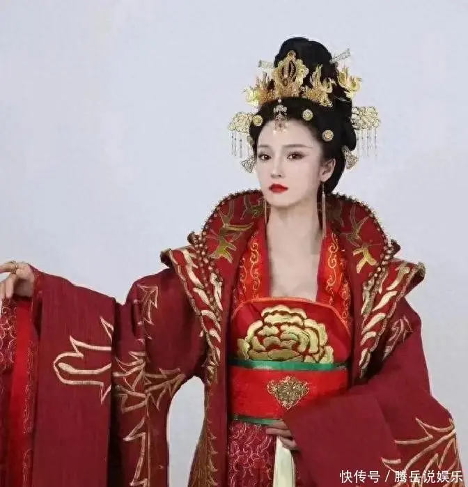 2025短剧行业洗牌：曾经霸屏的“女帝”演员为何集体消失？文章深度解析算法推荐机制下的残酷生存法则，揭示工业化量产带来的审美疲劳，以及短剧演员面临的转型困境与流量危机。