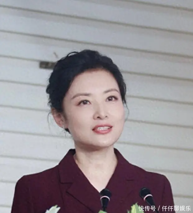 57岁周涛入局短剧行业：17届春晚女神跨界，首部爆款短剧路透惊艳全网