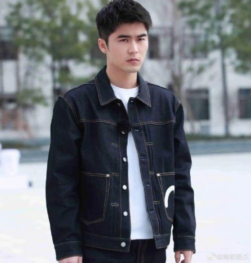 短剧演员刘奕畅涉刑案被拘：《星光》热播引众怒，行业底线何在？