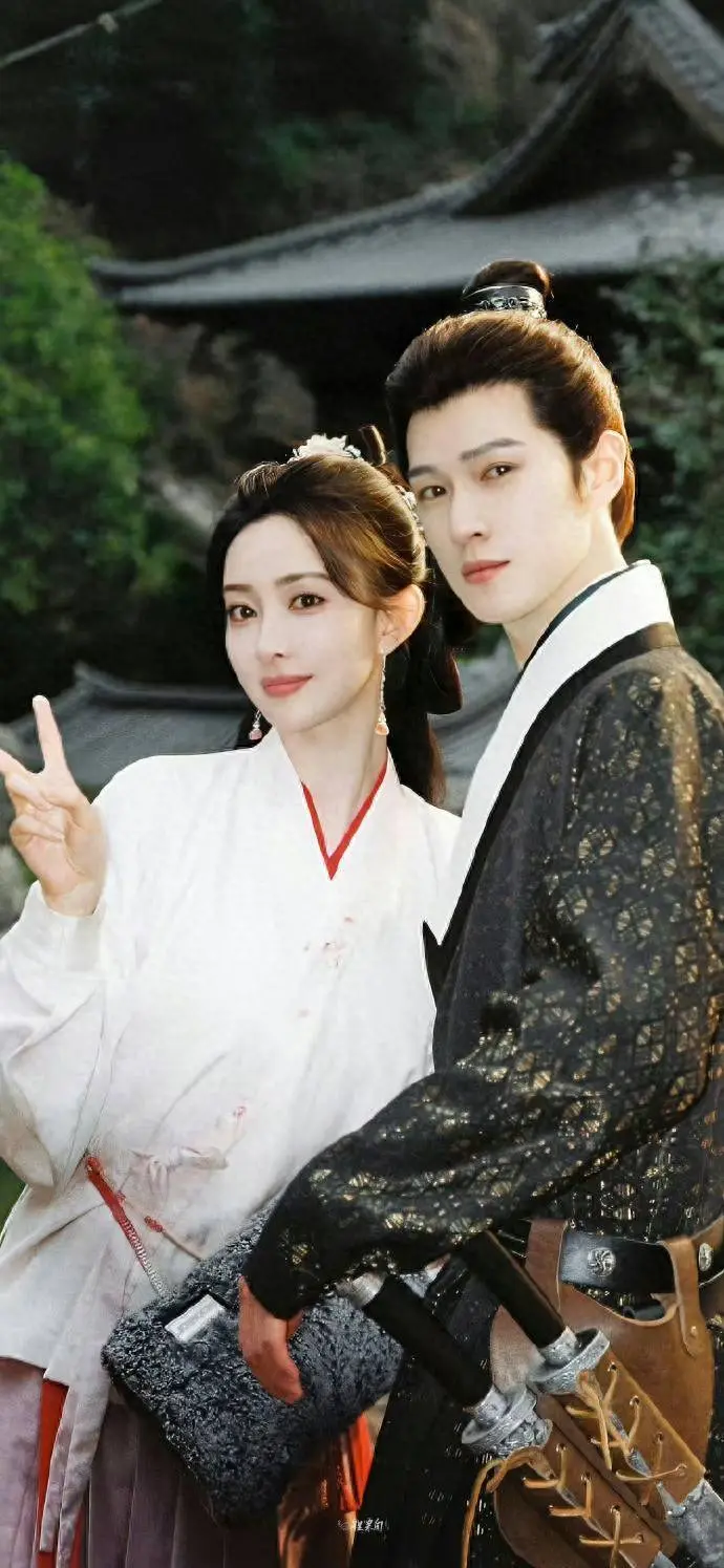 爆款短剧演员营销风波：女演员强绑男搭档引发行业职业边界讨论