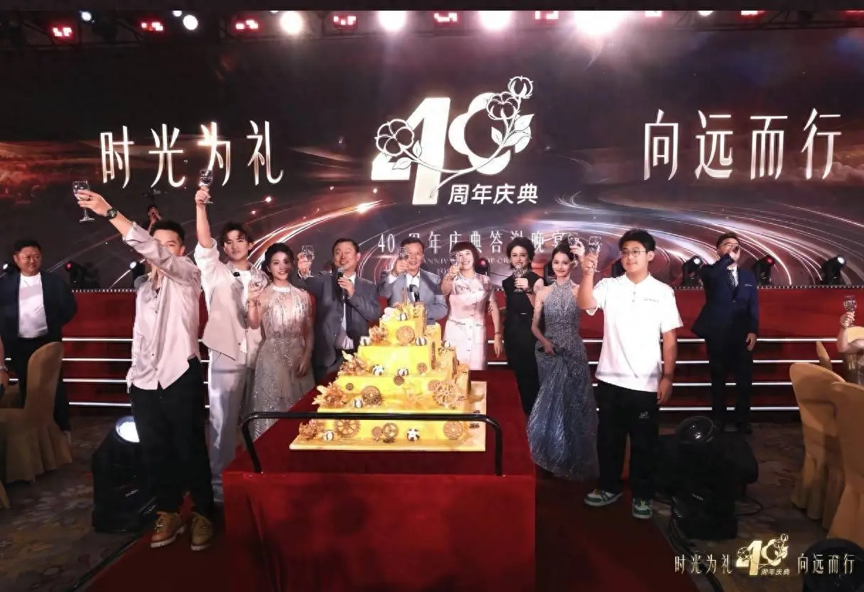 洁丽雅庆典变全网吃瓜现场：豪门内斗比短剧更抓马，毛巾少爷被架空引热议。
