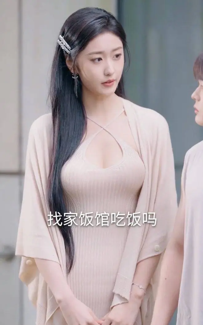 短剧演员高子怡凭176cm长腿与演技爆红，成短剧圈新晋女神