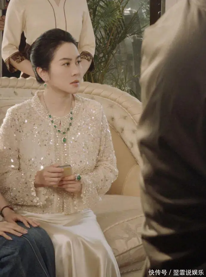 叶璇参演爆款短剧饰演豪门婆婆引热议，回应降级争议称只看剧本好坏。她赞赏短剧的高效纯粹，并表示将深耕短剧赛道，同时认为AI无法替代演员的真实情感表达。