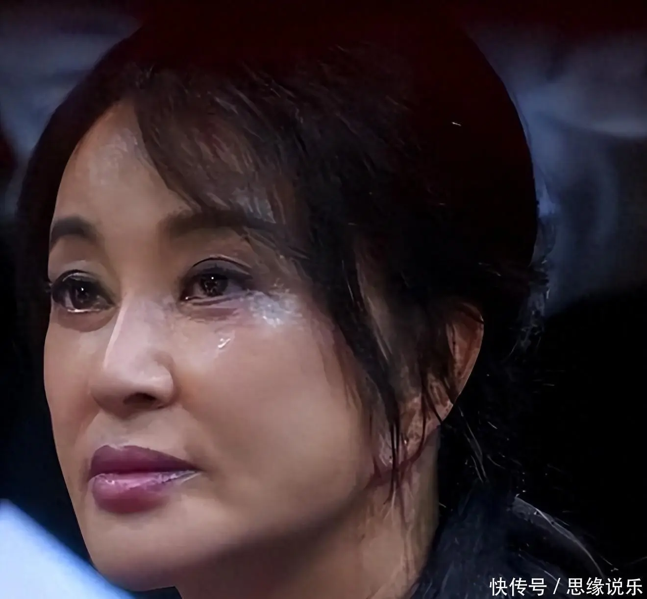 75岁刘晓庆入局短剧挑战吻戏：回应“工伤”论调，揭秘影后多姿情感史与不老心态