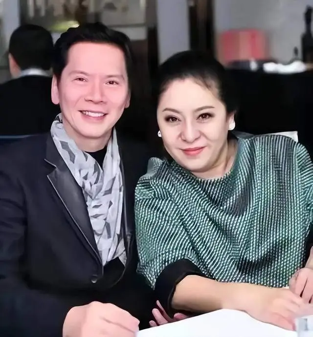 向太熬夜追短剧引热议，向华强揭秘分房十年的婚姻保鲜密码