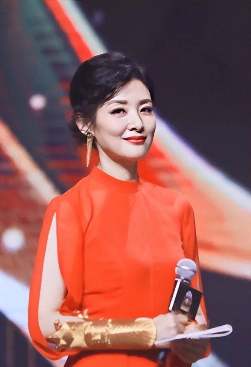 57岁周涛跨界短剧行业：17届春晚女神官宣入局，首秀台词一条过引发热议