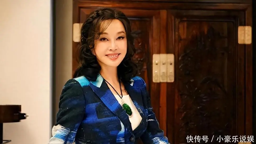 刘晓庆杀入短剧市场：75岁再演少女，搭档鲜肉引爆全网