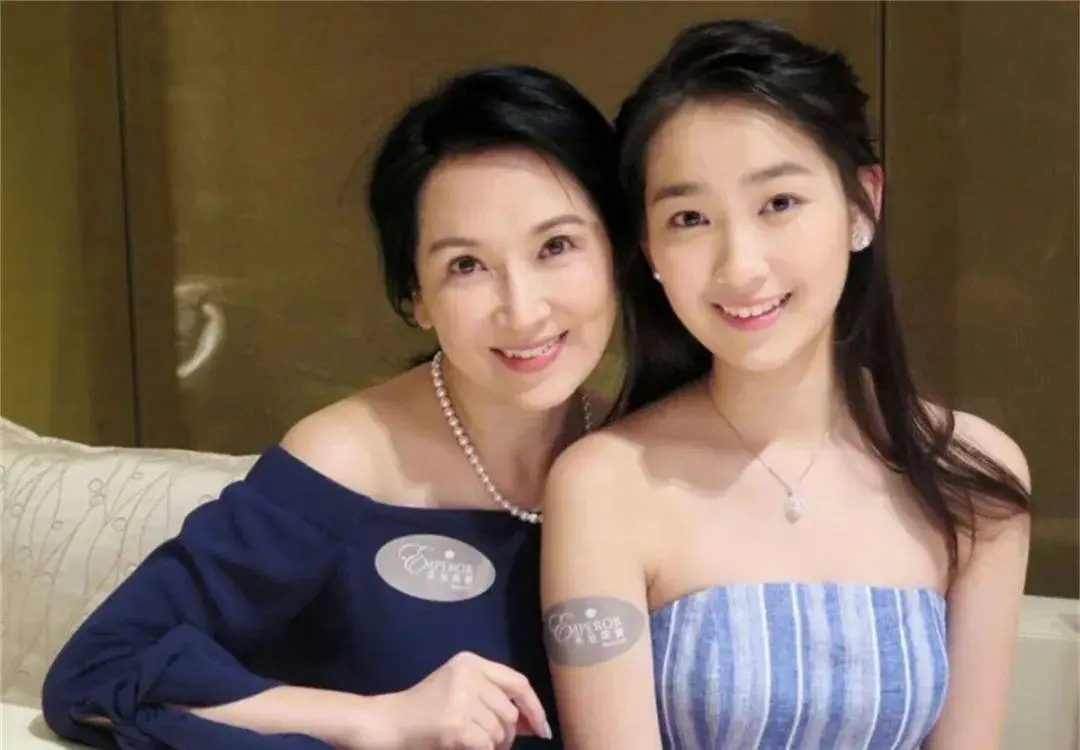58岁龚慈恩携女儿入局短剧，高知星二代逆袭