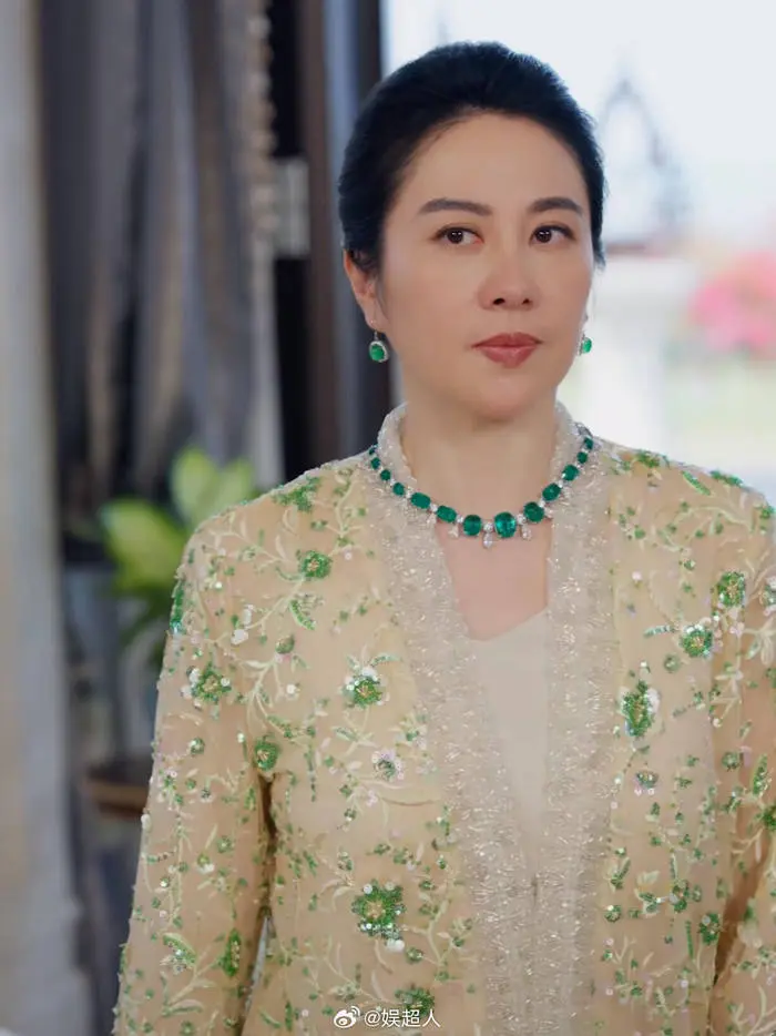 叶璇挑战豪门婆婆复出！爆款短剧《少夫人来自东北》8天播放破亿，揭秘TVB女神降维打击短剧圈的演技与敬业幕后。