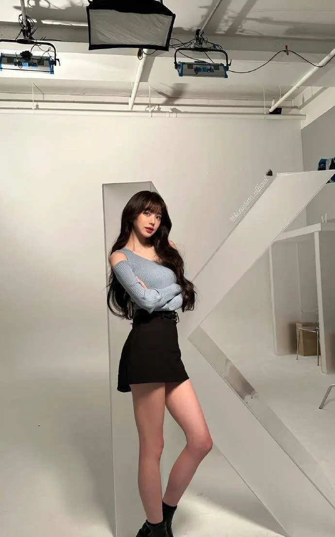 娱乐圈审美内卷：张元英反向修腿引热议，揭秘短剧演员镜头下的真实状态与生存法则