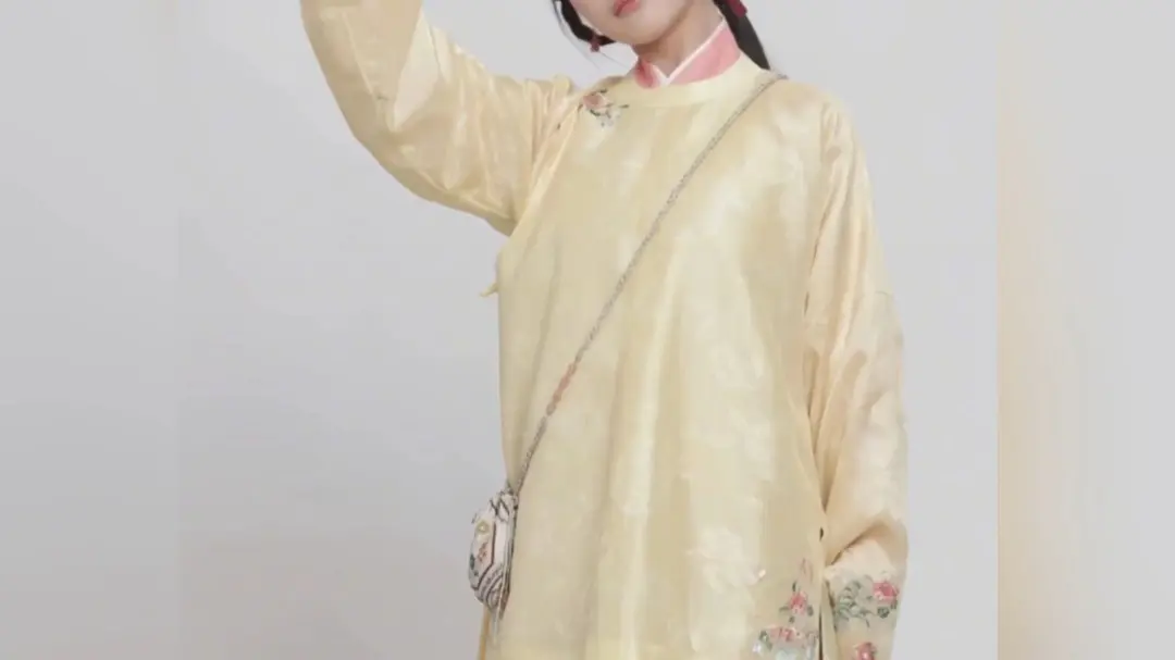 短剧演员余茵转型翻车：离开滤镜，爆款短剧顶流为何惨遭群嘲？