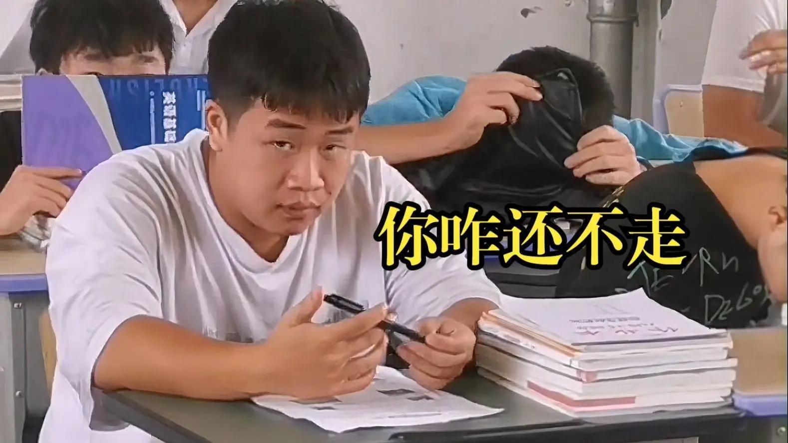 校园趣闻：学生课上刷AI短剧被抓，老师神吐槽发际线