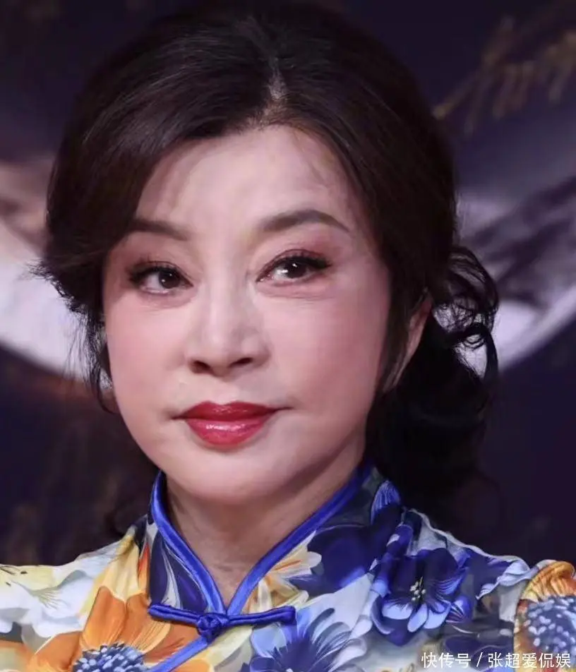 75岁刘晓庆斩获短剧盛典大奖，5天背诵80集台词展现硬核自律，以强悍的精气神成为短剧演员逆袭标杆。