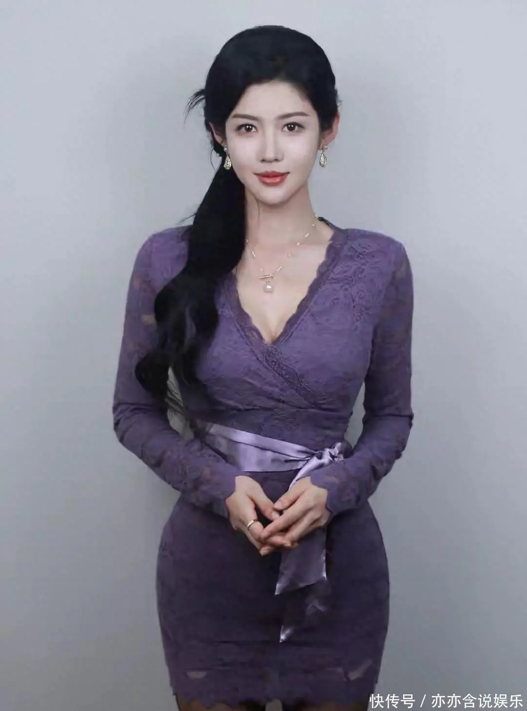 短剧演员夏野蕾丝写真刷屏：纯欲风身材封神，定妆照太绝