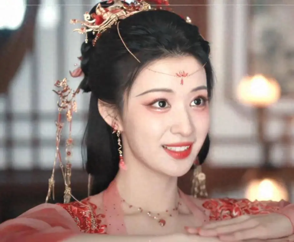 爆款短剧IP改编翻车：《成何体统》长剧开播，剧情逻辑与演技全面拆解