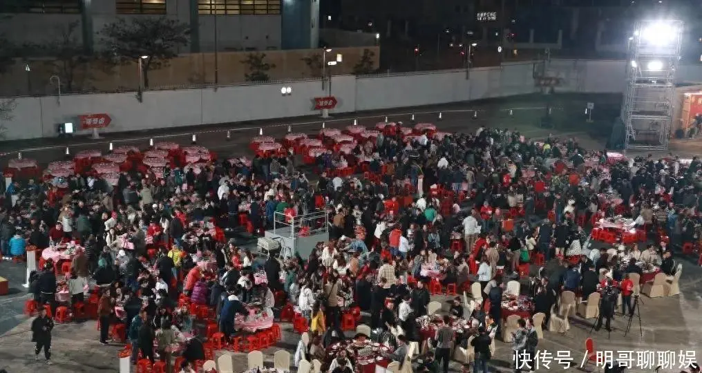 TVB举办年度盆菜宴，主席许涛宣布全员加薪并重磅布局短剧行业。2025年TVB将利用IP与艺人优势进军微短剧市场，结合AI技术推动内容改革，大湾区广告业务亦成增长新引擎。