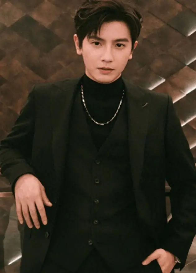 短剧演员何聪睿道歉：直播甩锅言论引众怒，人设崩塌始末