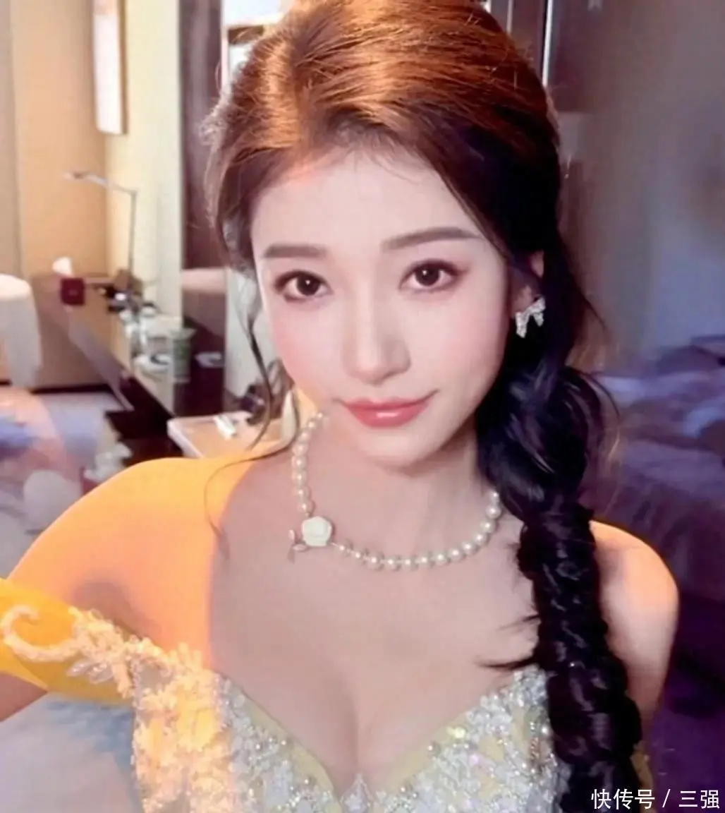 盘点2025短剧圈四大顶流女演员：李柯以凭演技断层第一，郭宇欣走心逆袭，王小亿签约资源飞升，王格格稳坐爆款CP宝座。揭秘她们的成名之路与最新动态。
