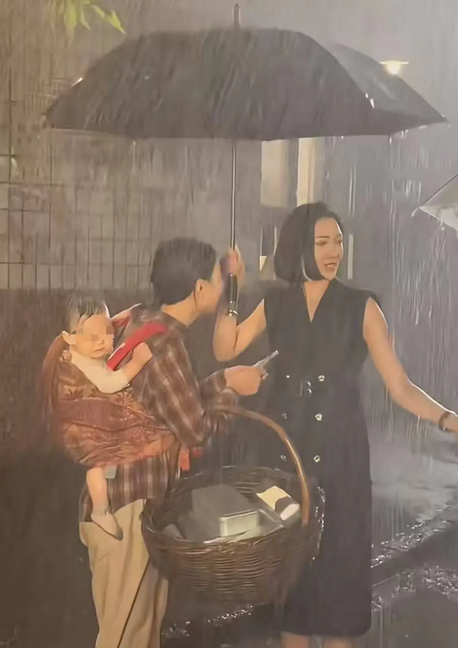 短剧剧组虐童风波：1岁婴儿深夜淋雨拍摄引众怒，揭秘行业监管缺失