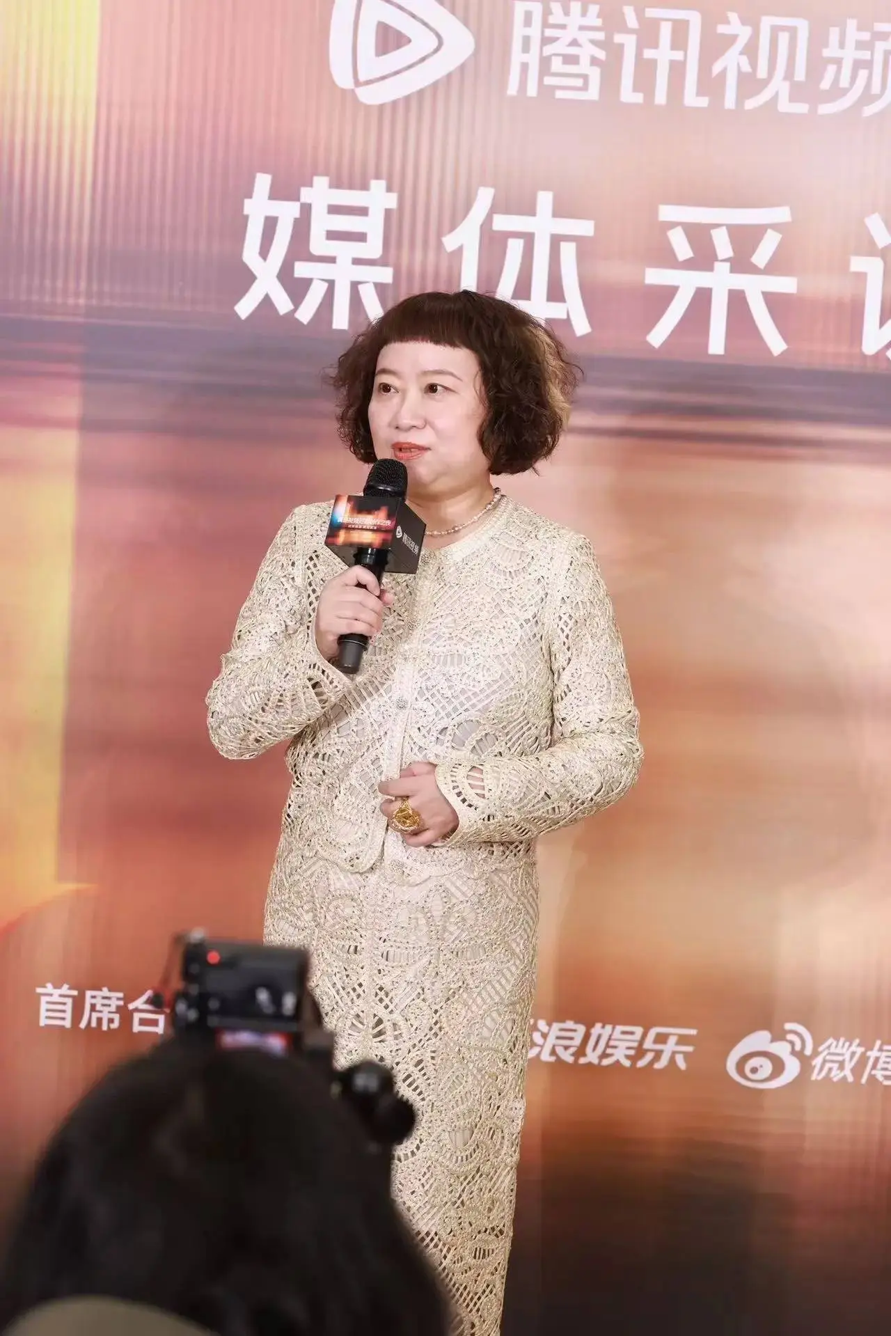 近期腾讯短剧资讯：徐艺真高定惊艳红毯，饶雪漫揭秘AI创作爆款密码