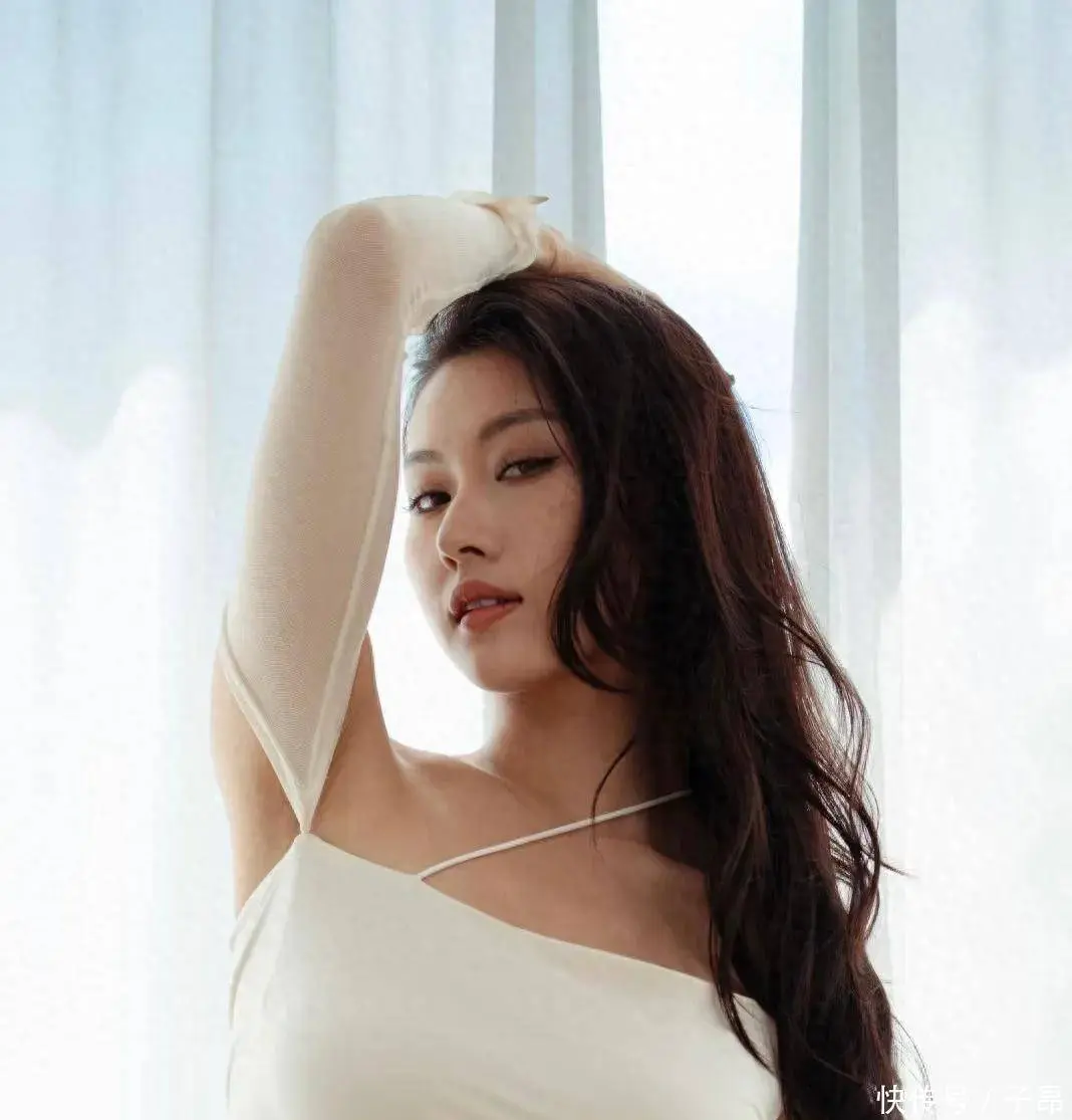 本文盘点金美希、王星辰、陈沐琳三位短剧演员，深度揭秘她们如何凭“神仙身材”成为行业流量密码。从九头身比例到112cm大长腿，再到丰满型性感女神，解析她们在2025年短剧内卷潮中的独特优势与敬业精神。