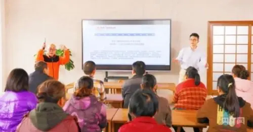 广东高州微短剧《荔乡新梦》在第四届香港紫荆花国际电影节获两项提名。该剧采用“短剧+三农”模式，实景拍摄荔枝产业创业故事，播放量超280万。政府设立500万专项资金扶持，带动滩底村集体收入增长40%。