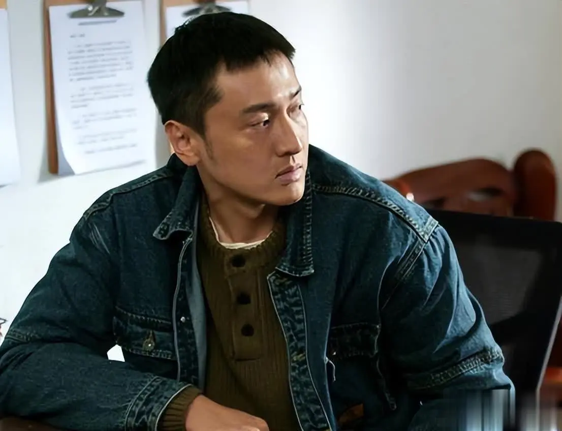 爆款短剧《黑金》强势出圈，矿场版狂飙上演长剧演员降维打击，悬疑爽点与现实感拉满，剧情反转不断值得一看。