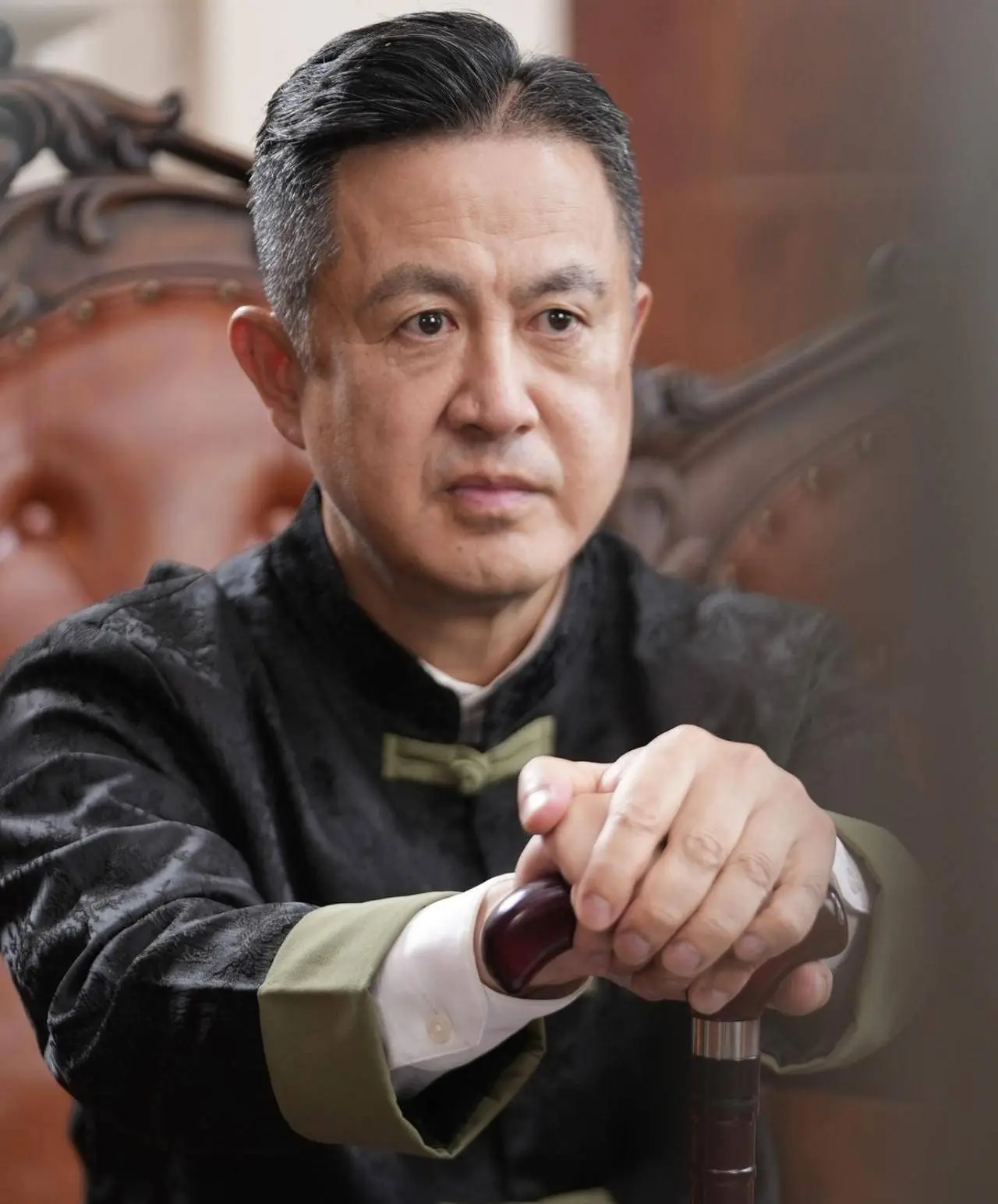 本文深度拆解了短剧行业中退休大爷成为高薪群演的新趋势，分析了银发族爆火背后的选角逻辑、工业化快节奏生产痛点及盈利密码。