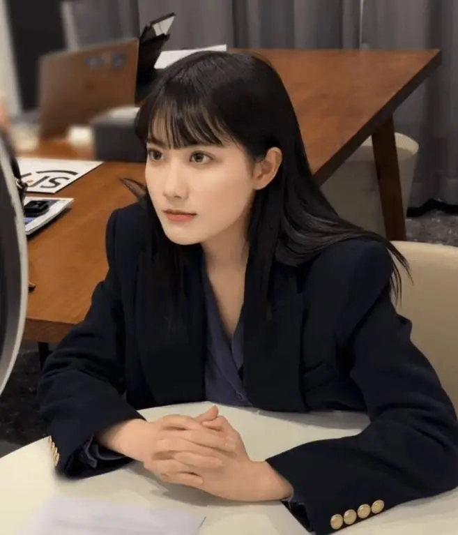李艺彤接拍短剧引资源降级争议，工作室火速澄清为官方重点精品中剧，展现严苛接戏标准与专业态度。